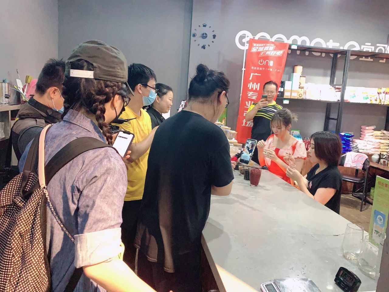 广州直播节“在穗台商分会场”,两岸网红主播齐聚松洲街金达咖啡饮品城打卡 广州直播节“在穗台商分会场”,两岸网红主播齐聚松洲街金达咖啡饮品城打卡