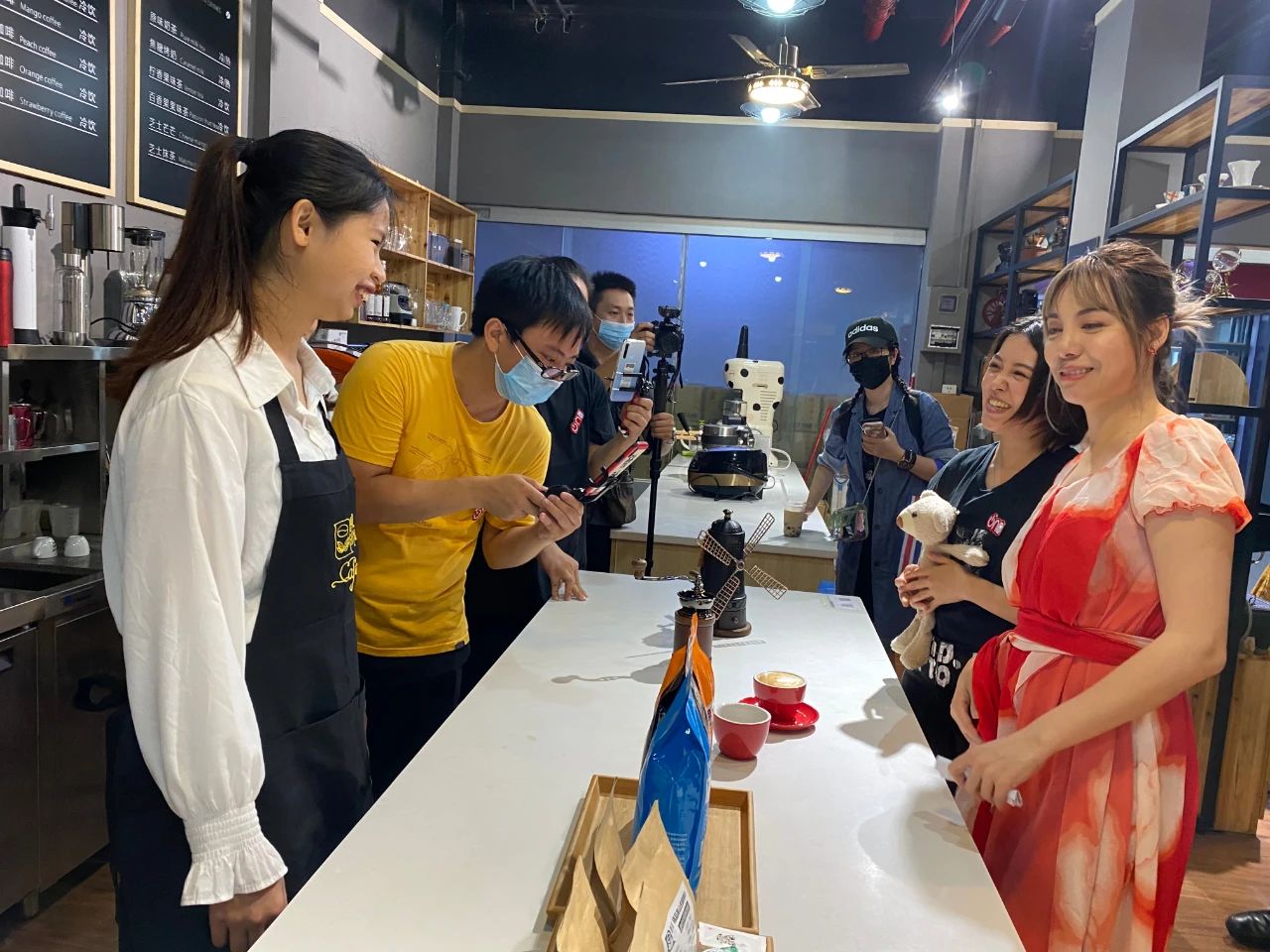 广州直播节“在穗台商分会场”,两岸网红主播齐聚松洲街金达咖啡饮品城打卡 广州直播节“在穗台商分会场”,两岸网红主播齐聚松洲街金达咖啡饮品城打卡